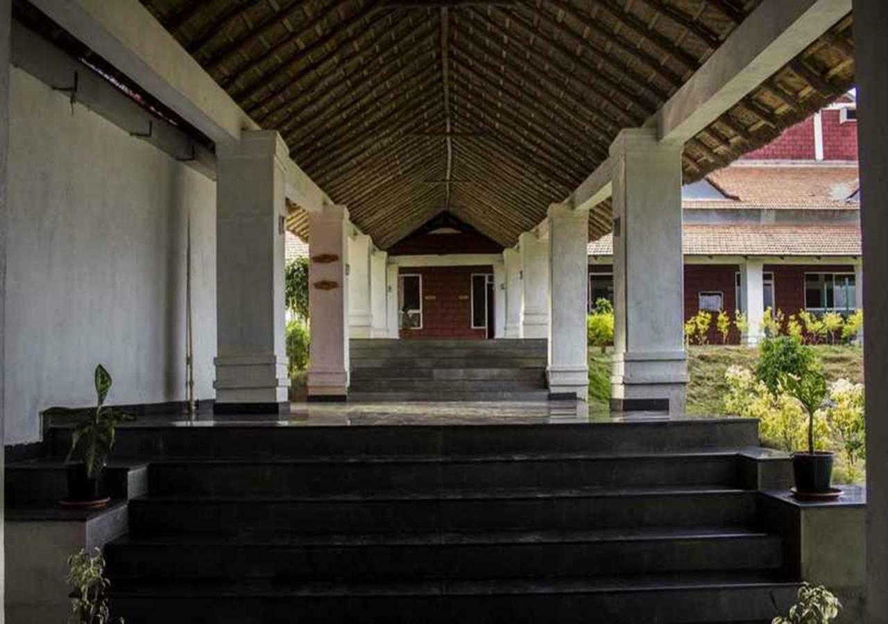 Pavanputra Clarks Inn Hassan Exterior foto